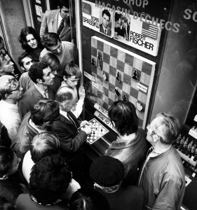 01AR5WJT - The World Chess Championships between Bobby Fisher and Boris Spassky in Iceland, July 1972. Crowds of spectators and fans gathered around the show window of a chess shop in Wenceslaw Square in Pra...