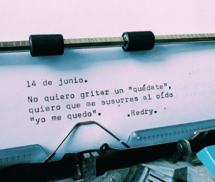 Poesia Redry en su maquina de escribir